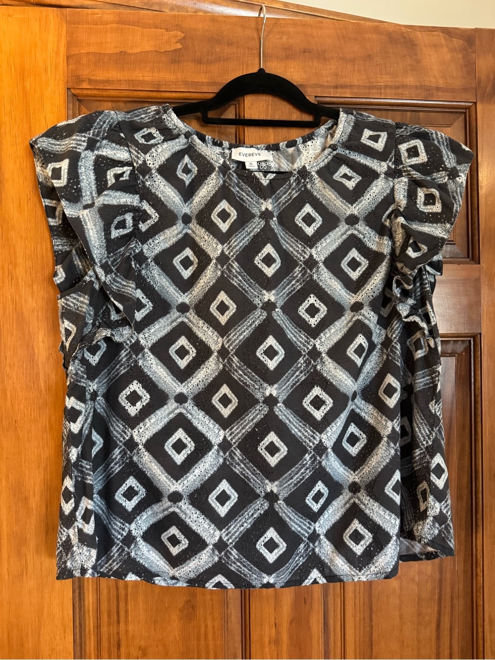 Evereve SZ XL Black & Gray Diamond Print Flutter Sleeve Blouse